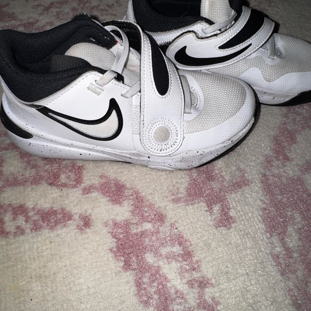 Kids Girls/Boys Nike Team Hustle D11 black white Basketball Shoes size 13.5